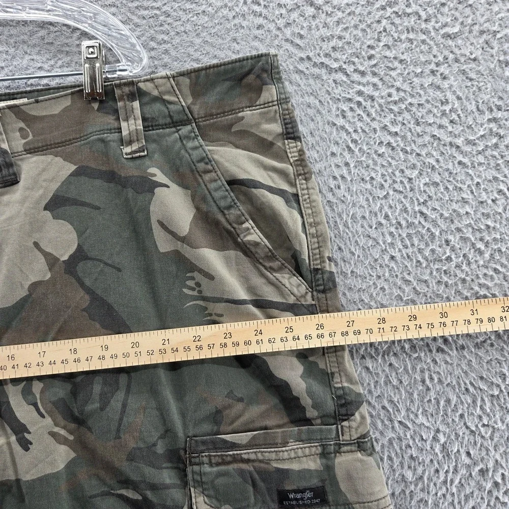 NEW Wrangler Mens Camo Print Cargo‎ Shorts 48x10 Green Regular Taper Canvas